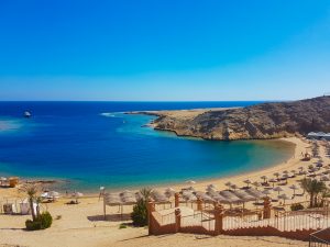 Beautiful,Red,Sea,Coast,With,Turquoise,And,Blue,Water,In